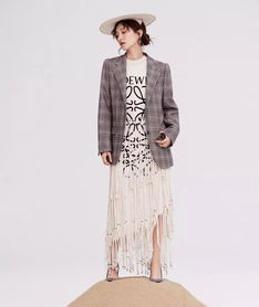 今秋最快瘦身法 穿上这些衣服，秒变纸片人